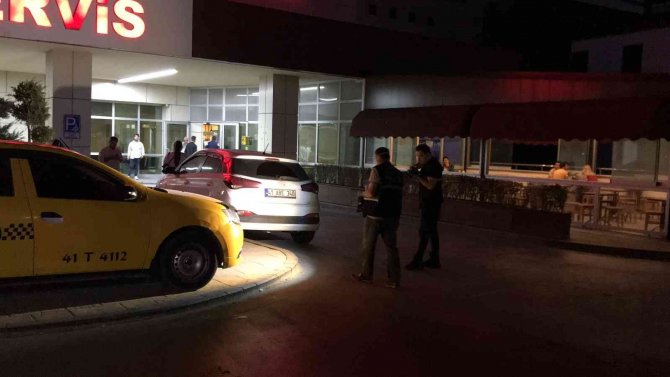 Sokak Ortasında Silahla Vuruldular, Taksi Tutup Hastaneye Gittiler