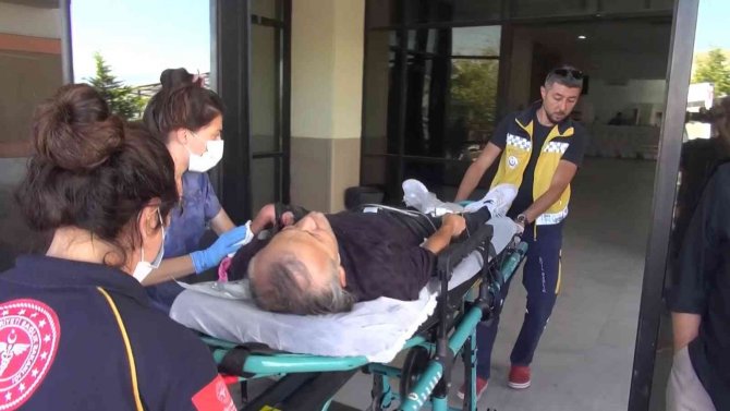 Eline Saplanan Testere İle Hastaneye Kaldırıldı