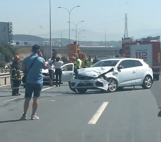 4 Aracın Karıştığı Zincirleme Kazada 2 Kişi Yaralandı