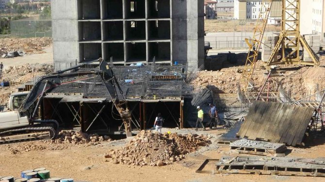 İ̇nşaatta Vinç Devrildi: 3 Ölü, 2 Ağır Yaralı