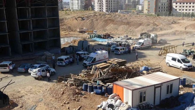 İ̇nşaatta Vinç Devrildi: 3 Ölü, 2 Ağır Yaralı