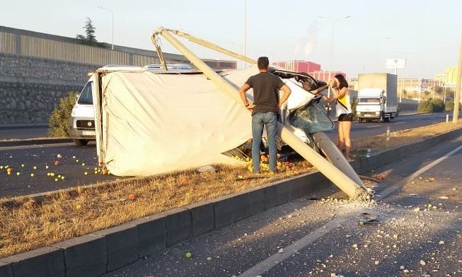 Aracıyla Refüje Çıkarak Aydınlatma Direğine Çarpan Sürücü Yaralandı