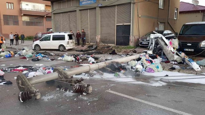 Elektrik Direğine Çarpan Kamyonet Hurdaya Döndü: 1 Ölü, 1 Yaralı