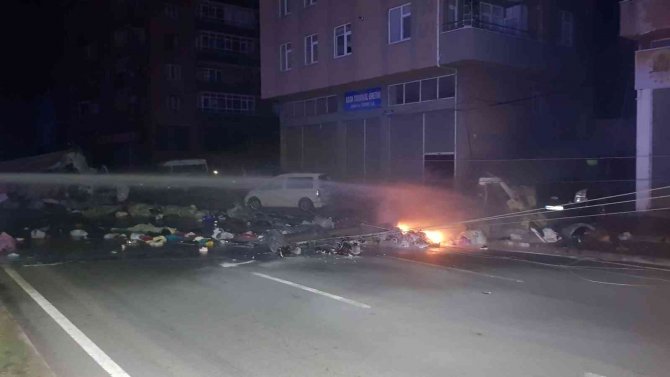 Elektrik Direğine Çarpan Kamyonet Hurdaya Döndü: 1 Ölü, 1 Yaralı