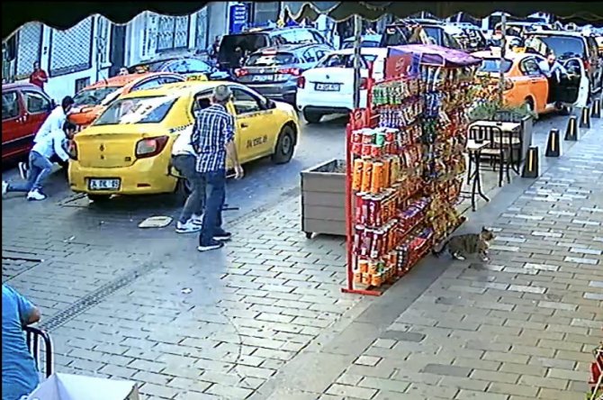 Taksim’de Dehşet Anları Kamerada: 1’i Ağır 2 Yaralı