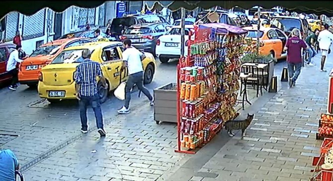 Taksim’de Dehşet Anları Kamerada: 1’i Ağır 2 Yaralı