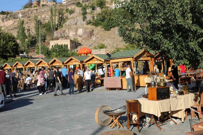 Sonbahar Serinliğinde Antika Pazarı