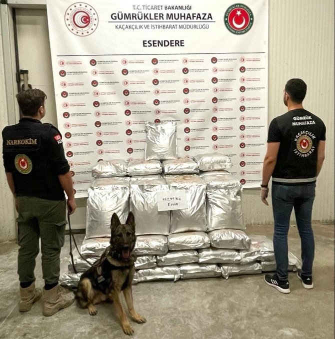 Gümrük Muhafaza Ekiplerince Hakkari’deki Esendere Gümrük Kapısı’ndan Ülkeye Giriş Yapmaya Çalışan Bir Araçta 513 Kilogram Eroin Ele Geçirildi.