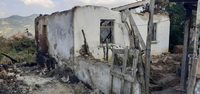 Sanat Ve Siyaset Dünyasından ‘Bir Tuğla Da Sen Koy’ Kampanyasına Destek Yağıyor