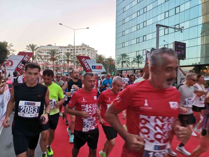 9 Eylül İ̇zmir Yarı Maratonu Rekor Katılımla Başladı