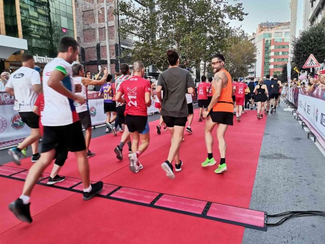 9 Eylül İ̇zmir Yarı Maratonu Rekor Katılımla Başladı