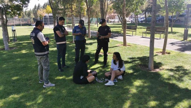 Aksaray’da Polis Ekipleri Hem Denetim Yapıyor Hem De Vatandaşları Dinliyor