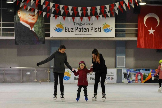 Muratpaşa Belediyesi’nden Ücretsiz Buz Pateni Kursu