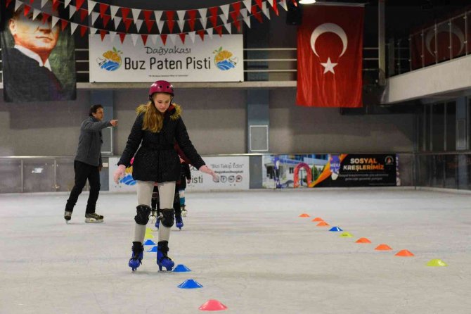 Muratpaşa Belediyesi’nden Ücretsiz Buz Pateni Kursu