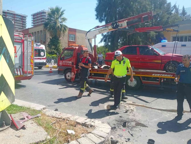 Direksiyon Hakimiyetini Kaybetti, Refüje Çarptı: 5 Yaralı