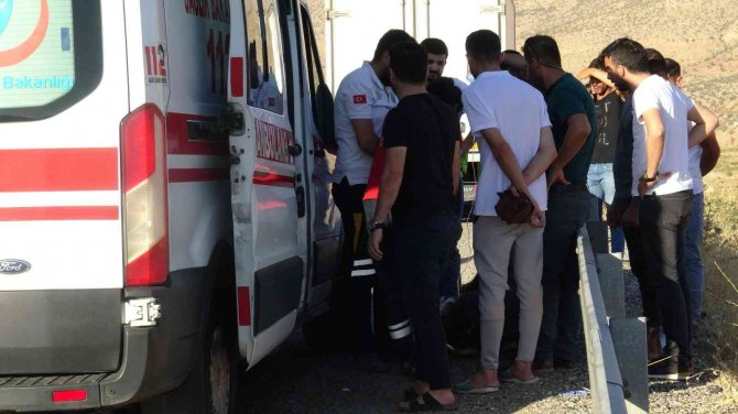 Gercüş’te Otomobil Uçuruma Yuvarlandı: 4 Yaralı