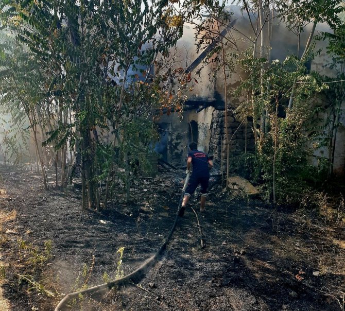 Alevler Evi Küle Çevirdi