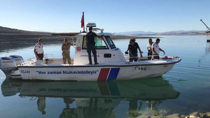 Elazığ’da Tekneyle Birlikte Suda Kaybolan Şahıs ‘Row’ İle Aranıyor