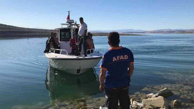 Elazığ’da Tekneyle Birlikte Suda Kaybolan Şahıs ‘Row’ İle Aranıyor