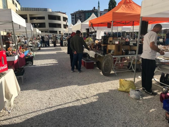 Antika Pazarı Nostalji Tutkunlarını Ağırlıyor