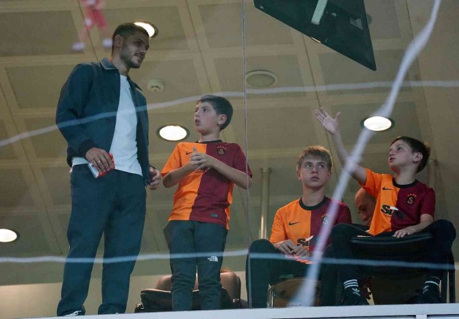 Galatasaray’da Yıldızlar Tribünde
