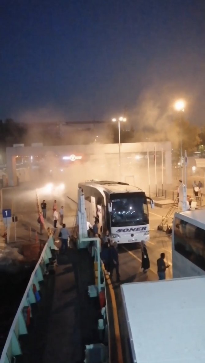Harem Arabalı Feribot İ̇skelesinde Yanan Otobüs Paniğe Yol Açtı