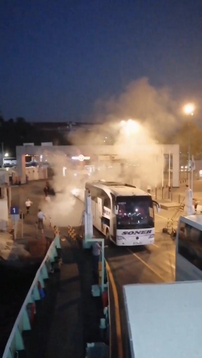 Harem Arabalı Feribot İ̇skelesinde Yanan Otobüs Paniğe Yol Açtı
