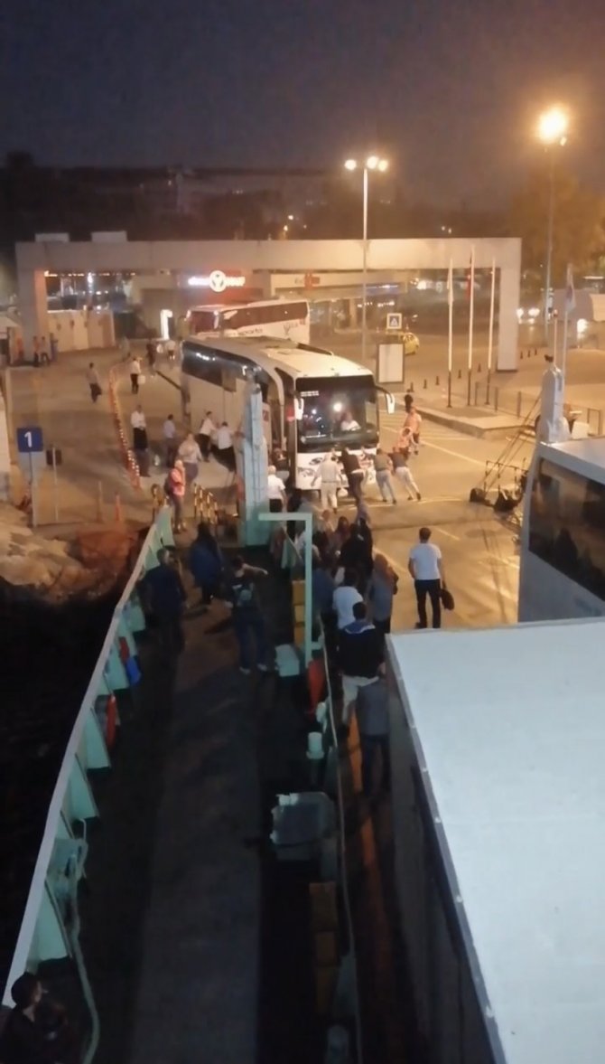 Harem Arabalı Feribot İ̇skelesinde Yanan Otobüs Paniğe Yol Açtı