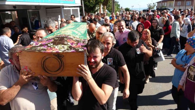 Nöbette Hayatını Kaybeden Hemşire, Mesai Arkadaşları Tarafından Son Yolculuğuna Uğurlandı