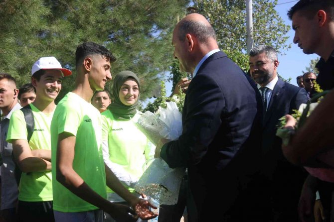 İ̇çişleri Bakanı Soylu, Mardin’de Çocuklarla Bir Araya Gelerek Top Sekterdi