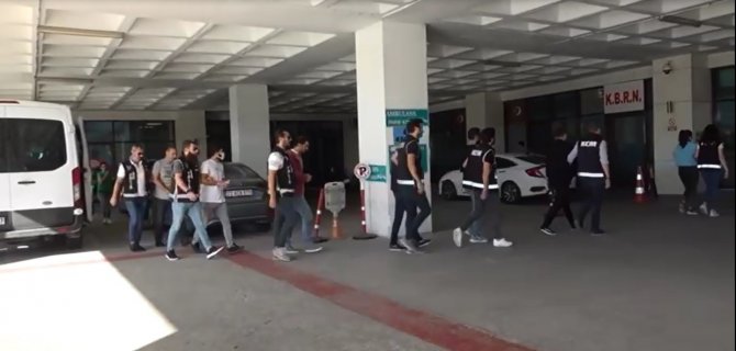 Otomobilleri Motor Ve Şasi Numaralarını Değiştirip Sattıkları İddia Edilen 4 Kişi Tutuklandı