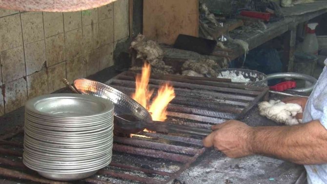İ̇stanbul’un 44 Yıllık Kalay Ustası, Yok Olmaya Yüz Tutan Mesleğini Ataşehir’de Yaşatıyor