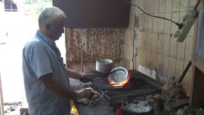 İ̇stanbul’un 44 Yıllık Kalay Ustası, Yok Olmaya Yüz Tutan Mesleğini Ataşehir’de Yaşatıyor