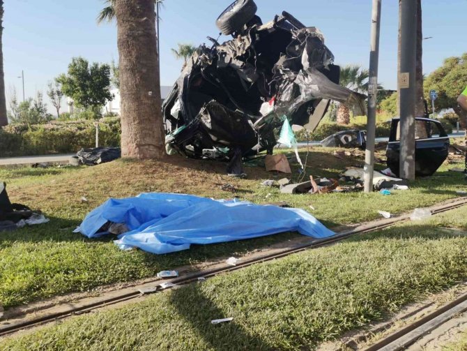 İ̇zmir’de Bariyerleri Aşıp Ağaca Çarpan Araç Hurdaya Döndü: 2 Ölü, 1 Yaralı