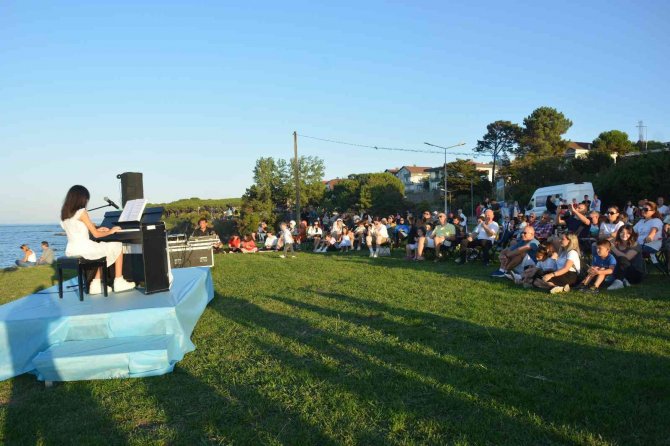 Çocuklardan Piyano Resitali