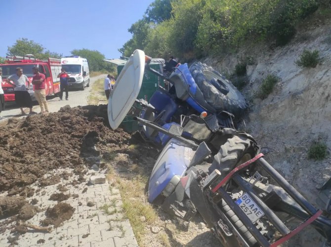 Şarampole Devrilen Traktörün Sürücüsü Yaralandı