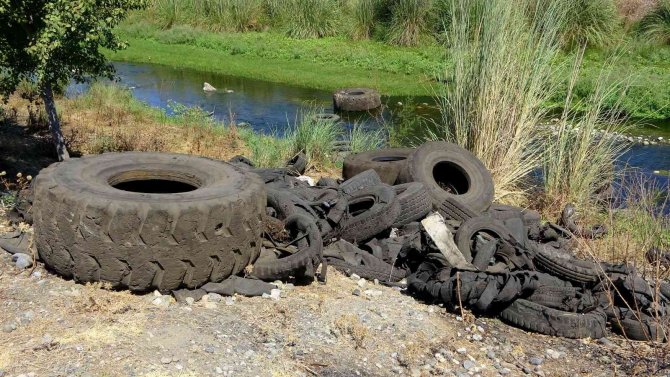 Osmaniye’de Çevre Kirliliğine Neden Olan Lastikler Dere Yatağından Temizlendi