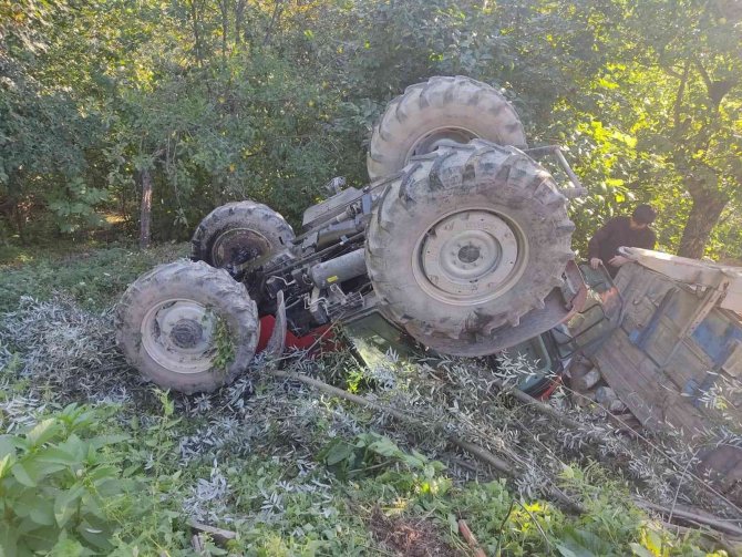 Kontrolden Çıkan Traktör Devrildi: 3 Yaralı