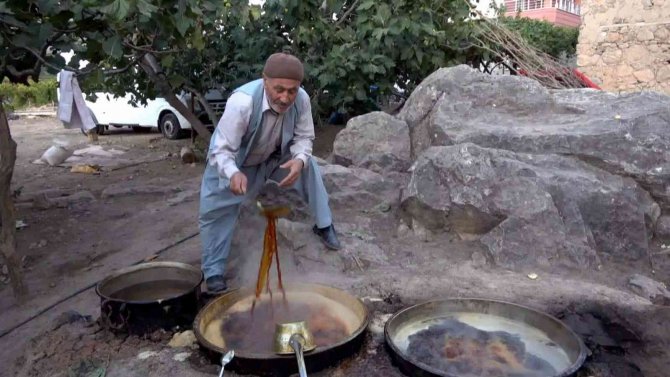 Siirt’te Organik Pekmez Yapımına Devam Ediliyor