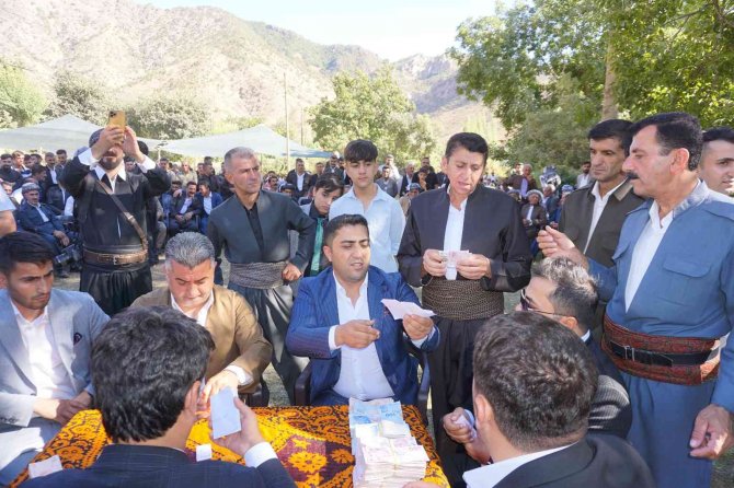 Şırnak’ta Görkemli Düğünün Şanslısı Gelin Ve Damat Oldu: 1 Kilo Altın Ve 500 Bin Lira Takıldı