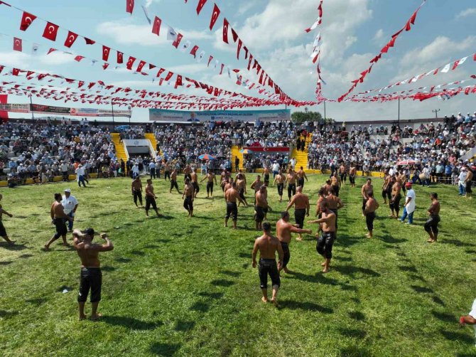 Derince’de 500 Güreşçi Kıyasıya Mücadele Etti, Başpehlivan Belli Oldu