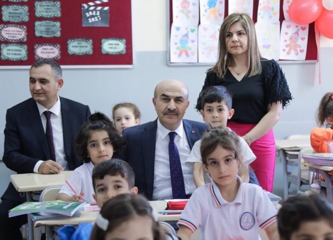 Mardin’de 247 Bin Öğrenci İçin İlk Ders Zili Çaldı