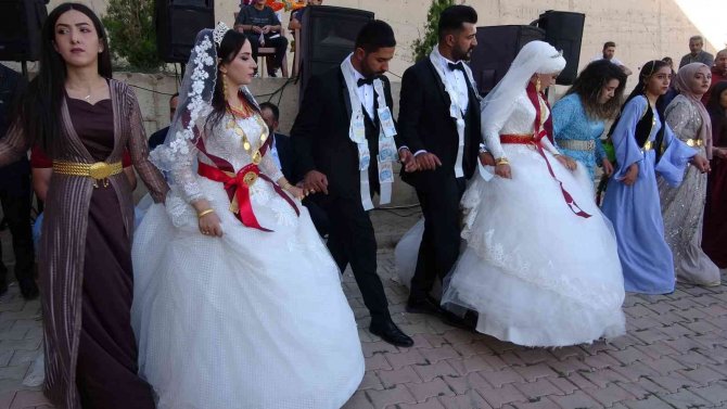 Yüksekovalı Kardeşler Aynı Gün Yapılan Düğünle Dünya Evine Girdi