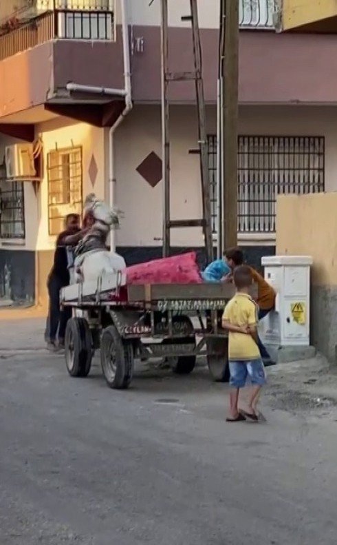 Yürümek İstemeyen Ata Yumruk Atarak Eziyet Etti