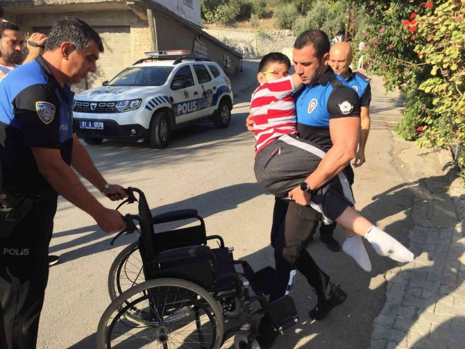 Kazada Anne Babasını Kaybeden Çocukları Polis Okula Götürdü