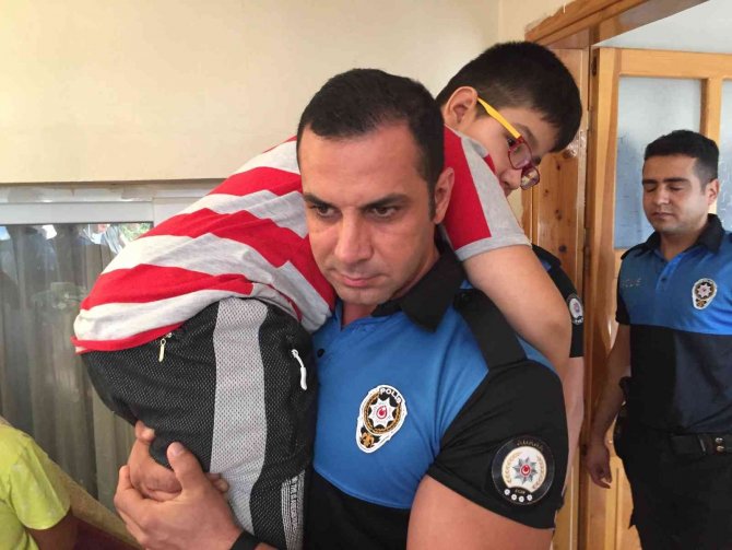 Kazada Anne Babasını Kaybeden Çocukları Polis Okula Götürdü