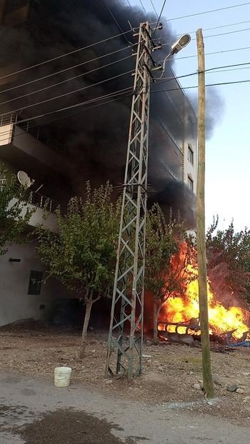 Bina Bahçesinde Yanan Traktör Lastikleri Paniğe Neden Oldu