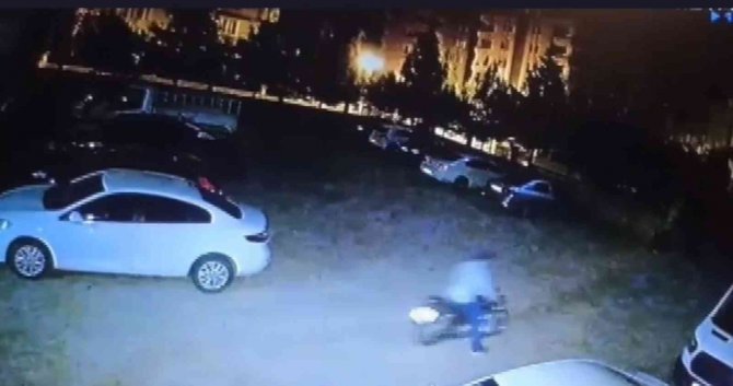 Park Halindeki Motosikleti Sürükleyerek Çaldı
