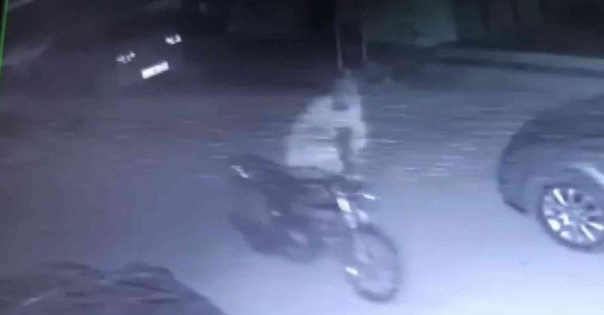 Park Halindeki Motosikleti Sürükleyerek Çaldı