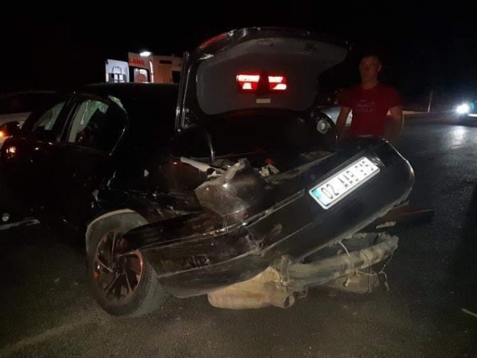 Hafif Ticari Araç İle Otomobil Çarpıştı: 2 Yaralı